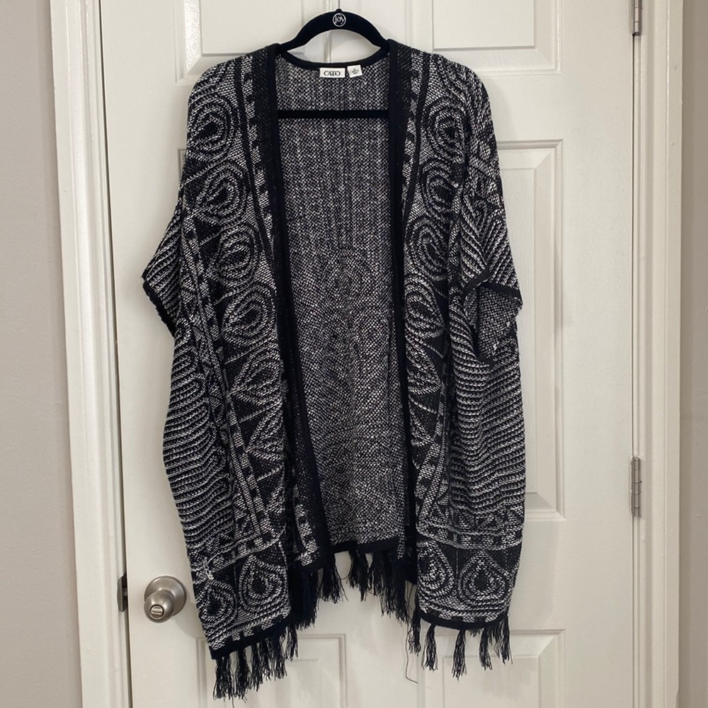 Open front sweater short sleeve poncho with tassels on bottom edge - size XL - Picture 1 of 7